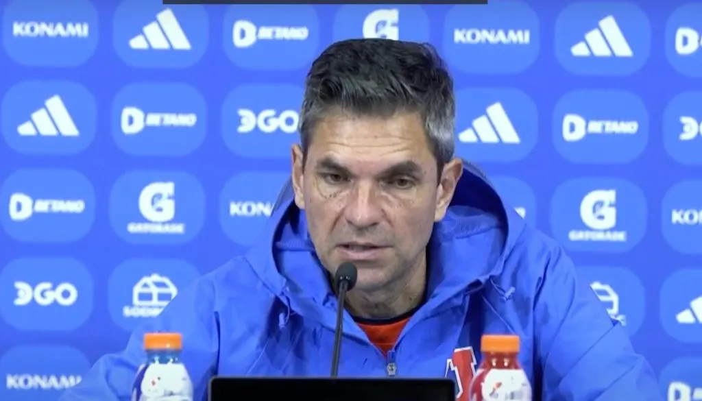 Mauricio Pellegrino tiene una duda existencial para el partido entre la U y la UC. Desde la ANFP aún no responden la consulta del estratega (U. de Chile)