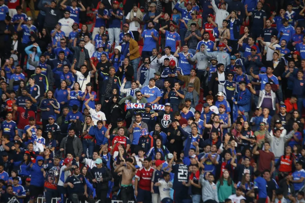Los hinchas de la Universidad de Chile y de todos los elencos del fútbol chileno se colocan la camiseta para ir en ayuda de los damnificados por los temporales (Photosport)