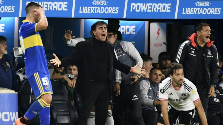 Gustavo Quinteros golpea la mesa para que Pablo Parra llegue pronto a Colo Colo