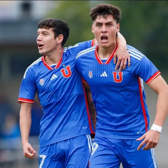 La celebración de Arce Melli con Muñoz (Prensa Universidad de Chile)