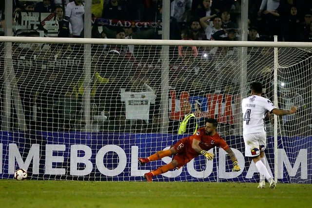 Galindez mira resignado, pero el balón dio en el tubo y no ingresó (Photosport)