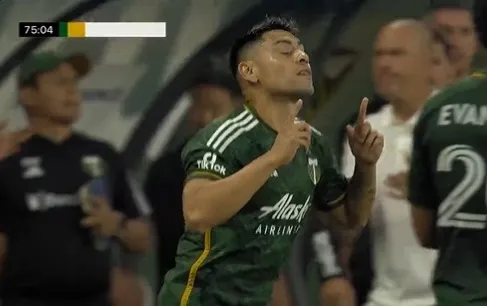 Momento en el cual, Mora entró a la cancha (Captura transmisión)