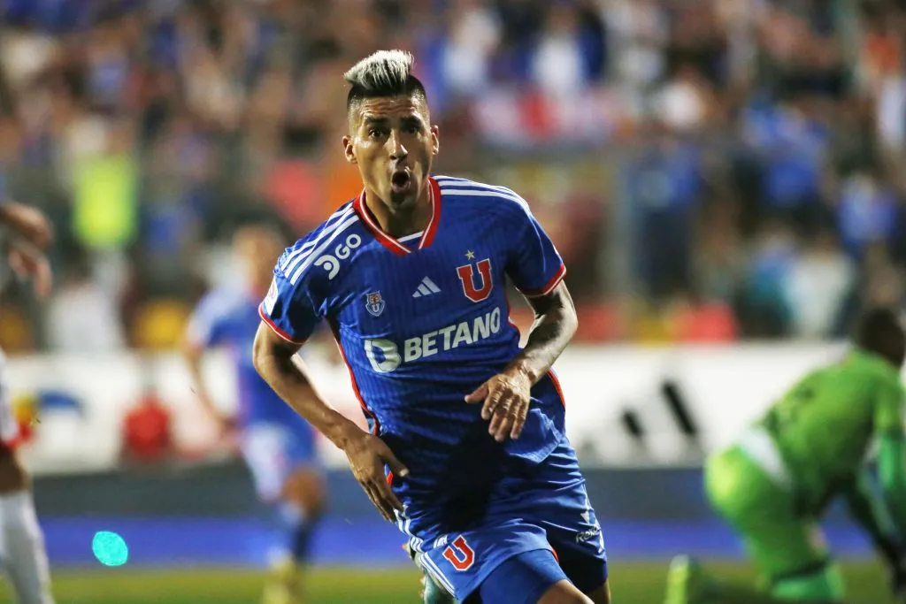 Fernández celebrando uno de sus goles en la U | FOTO: Marcelo Hernandez/Photosport