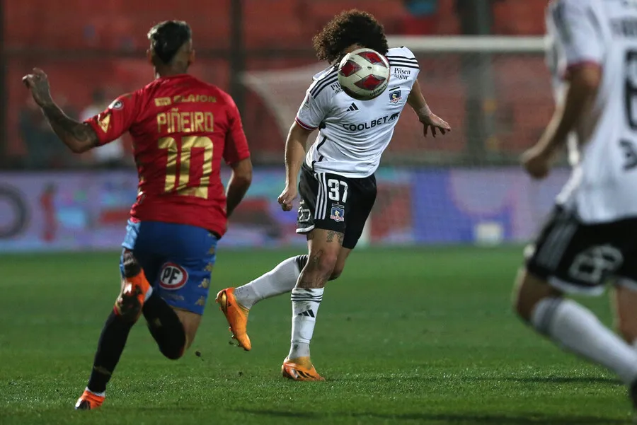 Falcón es de los más queridos por la hinchada alba. | Foto: Photosport