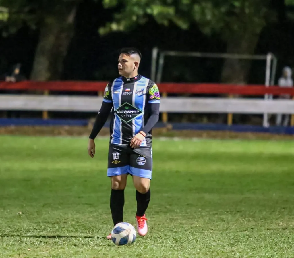 Es el creador del Gremio, que quiere ganar la Copa de Campeones de la Región Metropolitana (Instagram @gremio_chile_2010 )