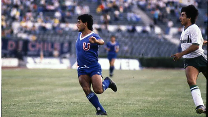 Héctor Hoffens le para el carro a Arturo Vidal.