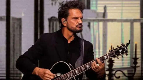Ricardo Arjona sobre el escenario.
