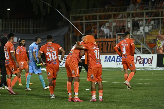 Cobreloa estuvo a 90 minutos de volver a Primera División, pero fueron humillados por 5-0 ante Copiapó y eso siembra dudas en ídolos como Héctor Puebla (Photosport)