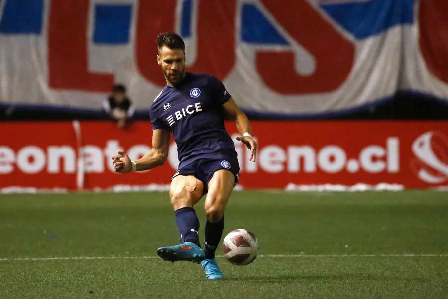 Gary Kagelmacher vuelve a la UC en duelo ante Santiago Wanderers. | Foto: Photosport