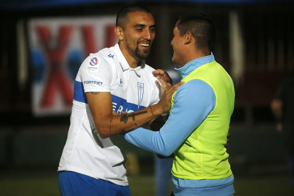 Todo parece indicar que Ampuero continuará en la UC | Foto: Jonnathan Oyarzun/Photosport