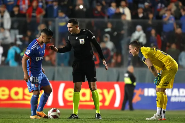 Así trabajó el golero al atacante de la U (Photosport)