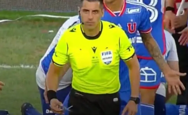 Lanzamiento de cortapluma desde el sector cordillera  puso en riesgo a futbolistas (Foto: TNT Sports)