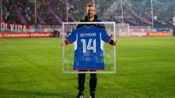 Felipe Seymour recibe el cariño de los hinchas de la U