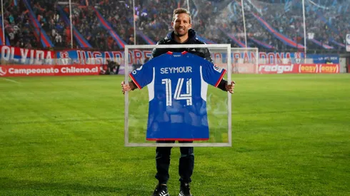 Felipe Seymour recibe el cariño de los hinchas de la U