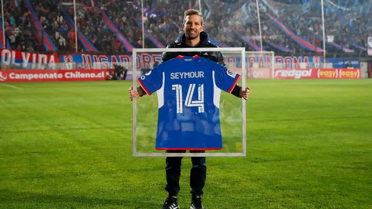 Felipe Seymour recibe el cariño de los hinchas de la U