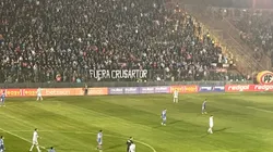 Hinchas de la Universidad de Chile se manifiestan en sector Andes de Santa Laura (Foto: Bolavip)