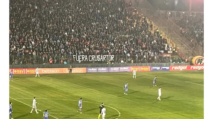Hinchas de la Universidad de Chile se manifiestan en sector Andes de Santa Laura (Foto: Bolavip)