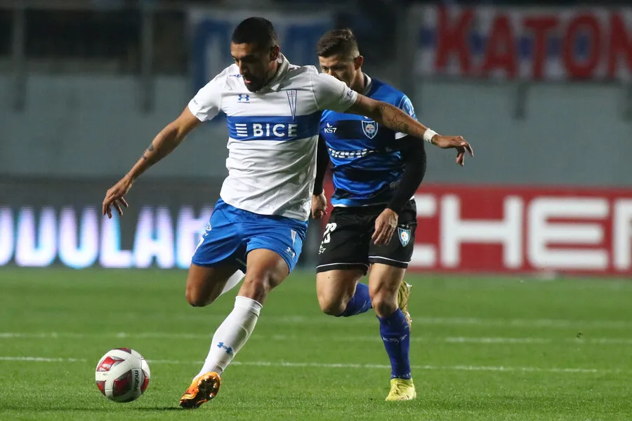 Ampuero podría partir de la UC al fútbol de Bolivia | Foto: Photosport