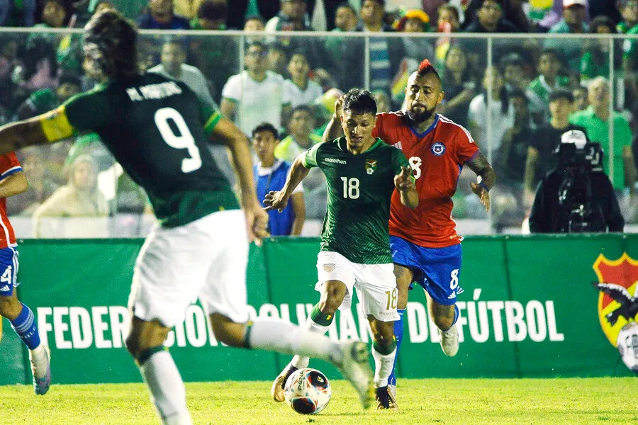 Arturo Vidal no hizo buen partido ante Bolivia. | Foto: Photosport