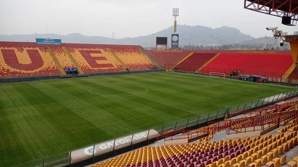 Mucho ha mejorado el césped del recinto de la Plaza Chacabuco (Patricio Bustamante)
