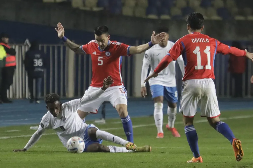 El jugador de la Universidad de Chile hizo su debut oficial con la camiseta del Equipo de Todos | Foto: Eduardo Fortes/Photosport