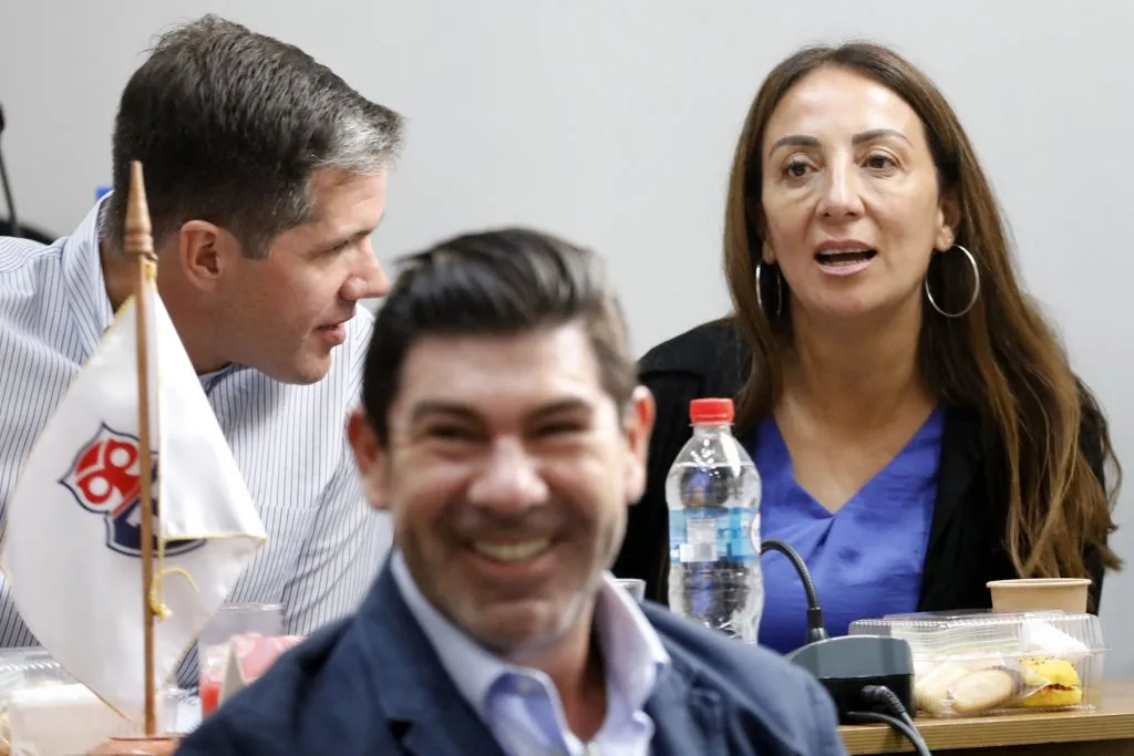 Cecilia Pérez -der- fue agredida en el Estadio Monumental y Azul Azul consiguió en la Segunda Sala que se reconociera la situación a la dirigenta de la U (Photosport)