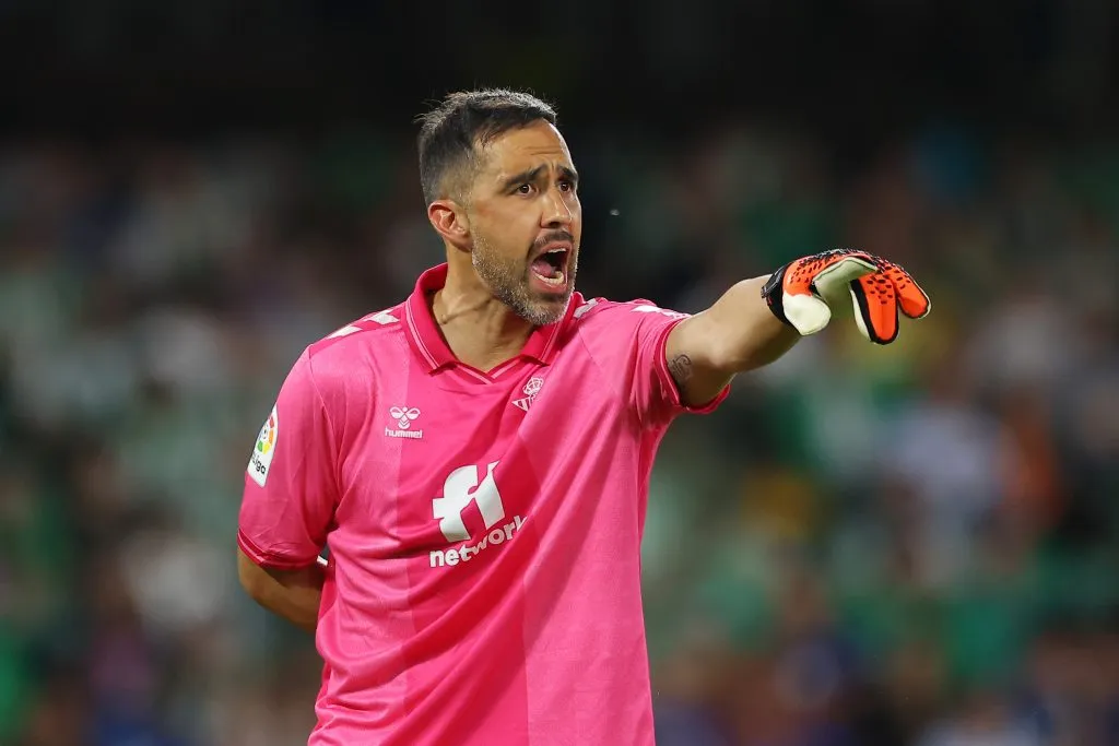 Claudio Bravo aún no sabe si podrá estar con la Selección Chilena en el inicio de las Clasificatorias (Getty Images)