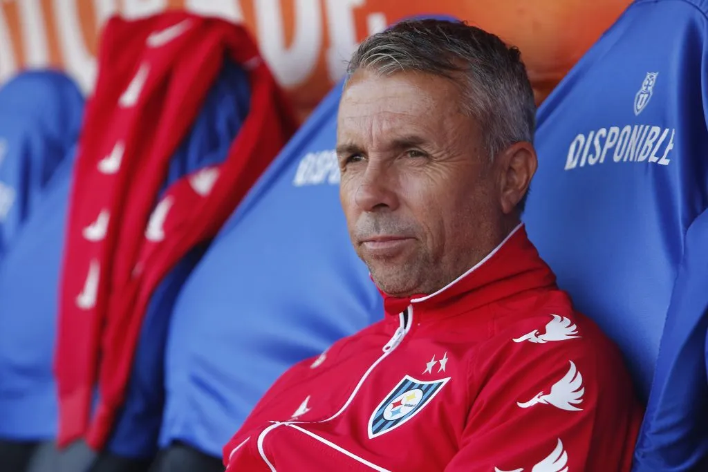 El técnico de Huachipato, Gustavo Álvarez, siente que Javier Altamirano está capacitado para jugar ne un grande como la U y la UC en el fútbol chileno (Photosport)