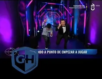 El Bambi junto a JC Rodríguez haciendo el gesto del Matador (Captura CHV)