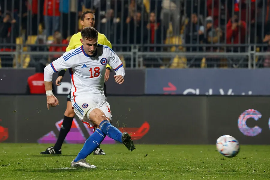 Barticciotto anotó de penal en Viña del Mar ante República Dominicana. | Foto: Photosport