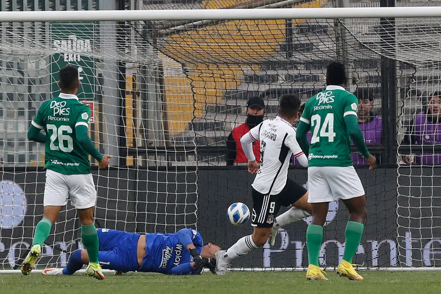 Damián Pizarro volvió al gol en Colo Colo y Leo Gil pide protegerlo. | Foto: Photosport