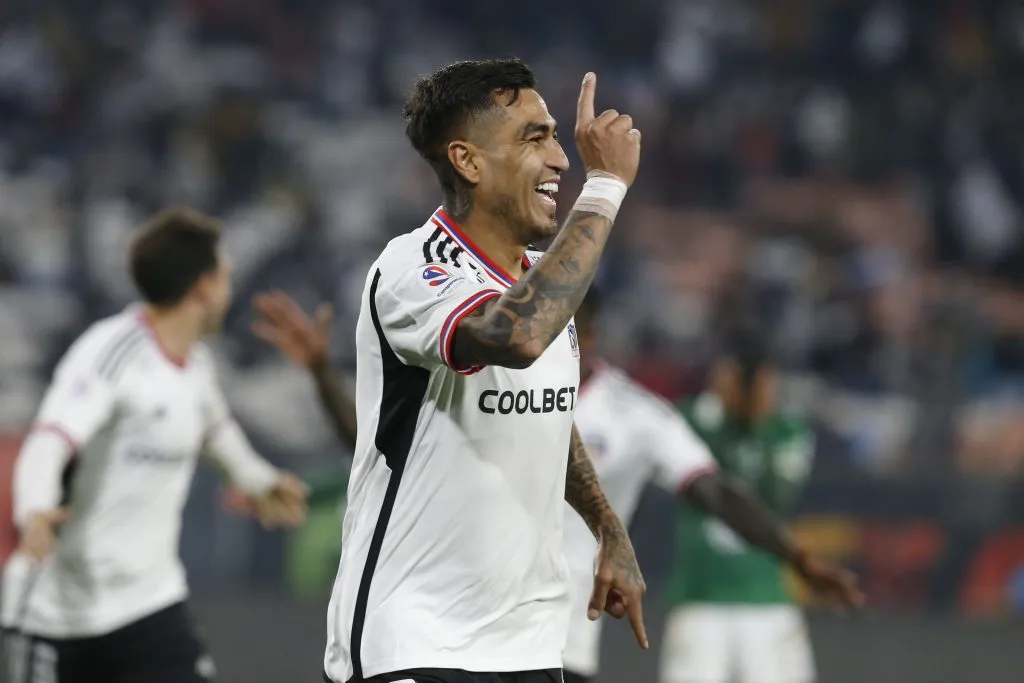 Darío Lezcano marcó el gol del triunfo y fue reconocido por Gustavo Quinteros