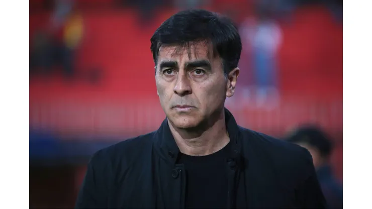 Gustavo Quinteros admite dificultades para fichar a anhelado jugador.