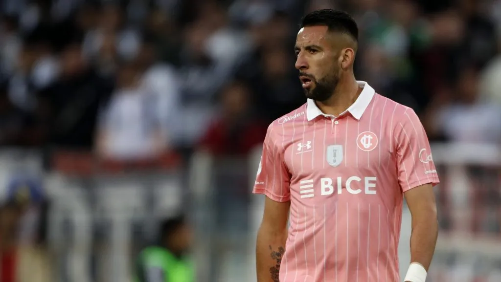 Mauricio Isla busca su futuro en Sudamérica y aparece en varios equipos como posible (Photosport)