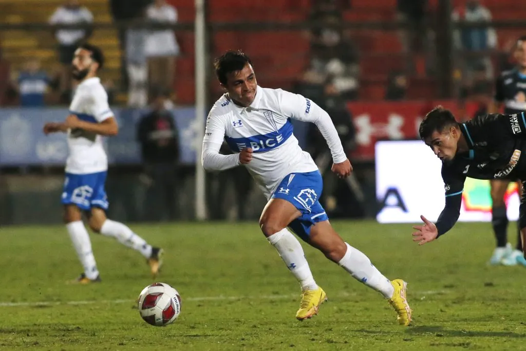 Jorge Ortiz despunta en el primer equipo de Universidad Católica y le hace pelea a Darío Osorio (Photosport)