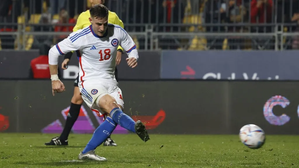 Bruno Barticciotto anota su primer gol en la Selección de penal gracias al gesto de Arturo Vidal (Photosport)