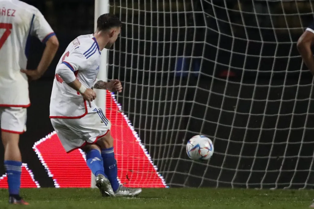 El momento en que Bruno Barticciotto anota su primer gol junto a la Selección Chilena (Photosport)