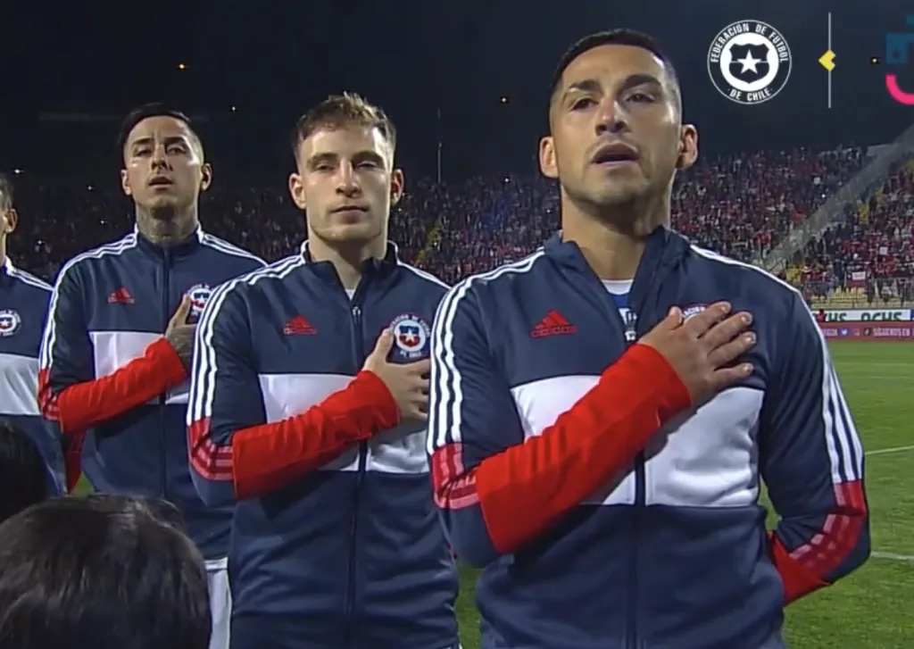 Bruno Barticciotto entonando a todo pulmón el himno de Chile (Pantallazo CHV)