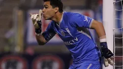 Hinchas cruzados explotaron por el saludo cumpleañero de la UC a Cristopher Toselli.