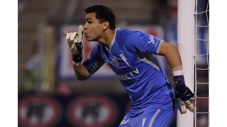 Hinchas cruzados explotaron por el saludo cumpleañero de la UC a Cristopher Toselli.