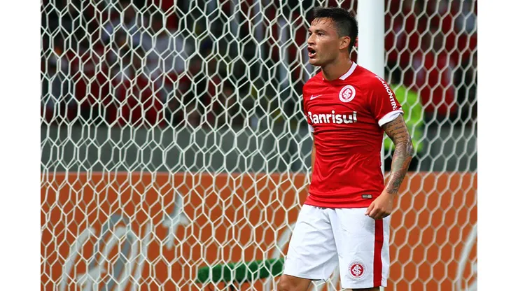 Charles Aránguiz se lesionó en Brasil y ya no ponen fecha para su vuelta.
