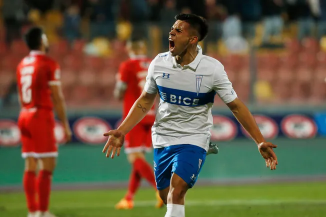 Alexander Aravena está enfocado en seguir sumando goles y ahora recibe las loas de Luis Mago Jiménez (Photosport)