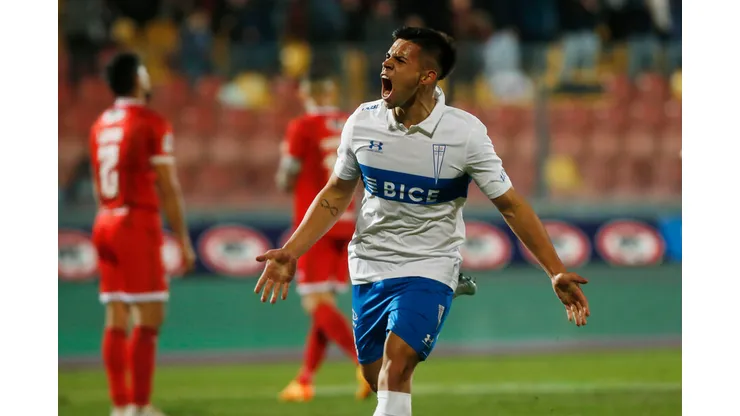 Alexander Aravena está enfocado en seguir sumando goles y ahora recibe las loas de Luis Mago Jiménez