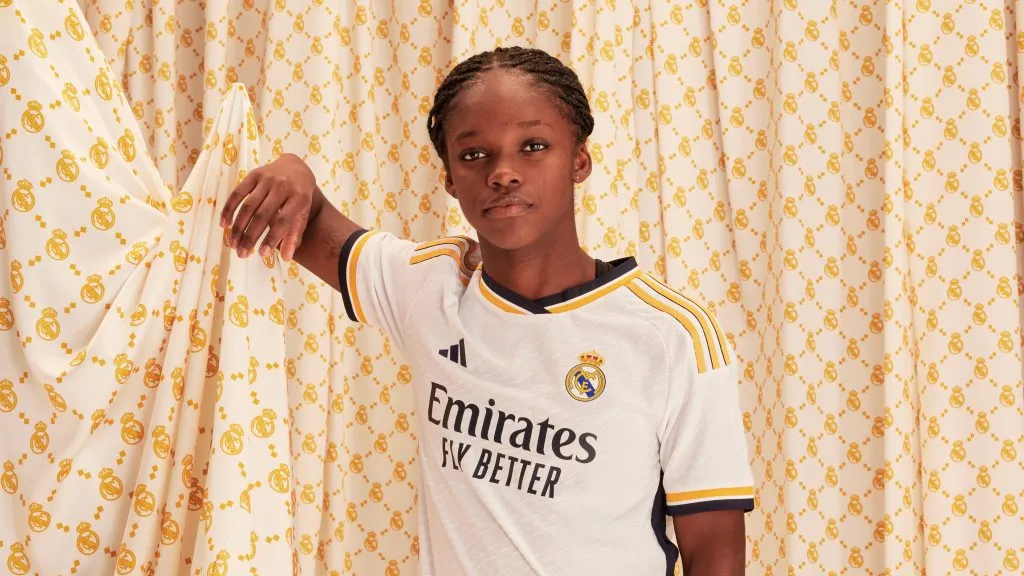 Linda Caicedo, posando con la nueva camiseta merengue (Adidas)
