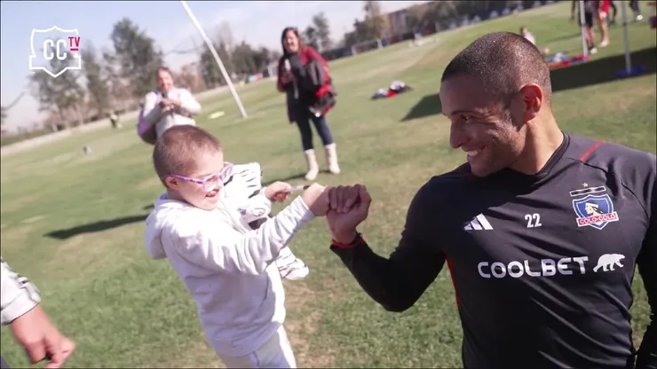 Leandro Benegas se gana el corazón del hincha albo con un gesto que enternece el alma.