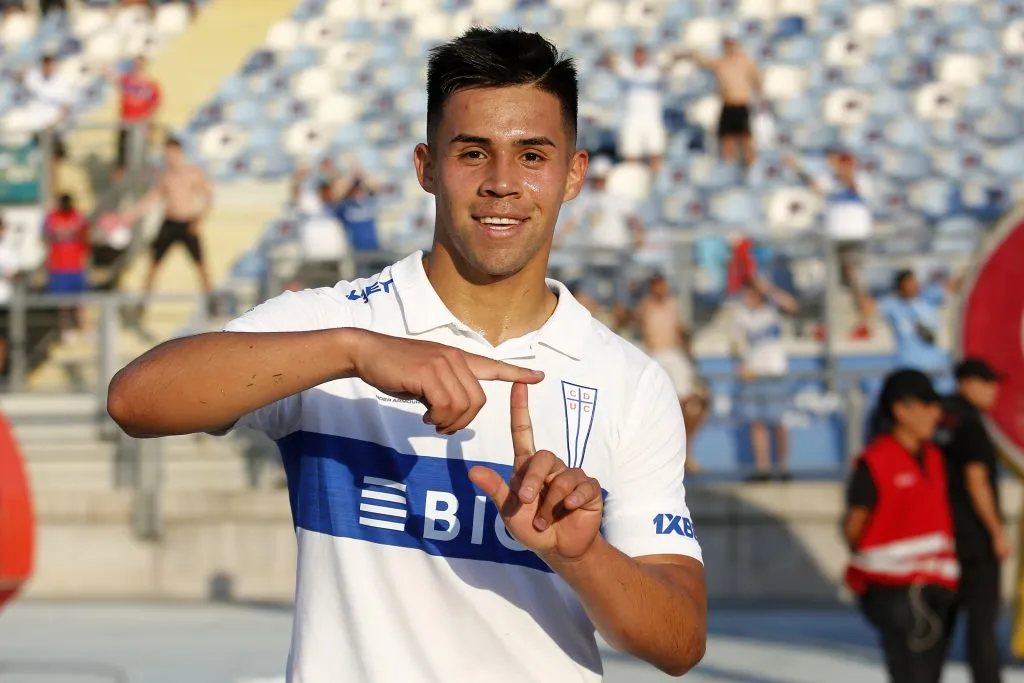 Alexander Aravena puede dejar la UC y el cuadro cruzado recibiría dinero, pero no se sabe qué invertirían para reemplazarlo (Photosport)