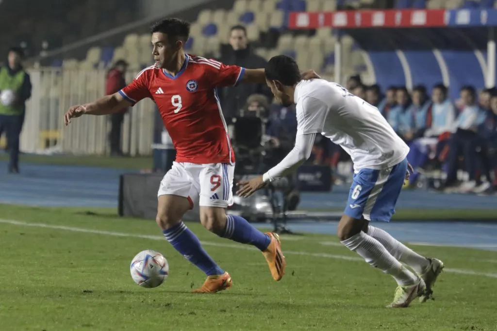 Alexander Aravena tiene las horas contadas en el fútbol chileno e Inglaterra aparece como su destino (Photosport)