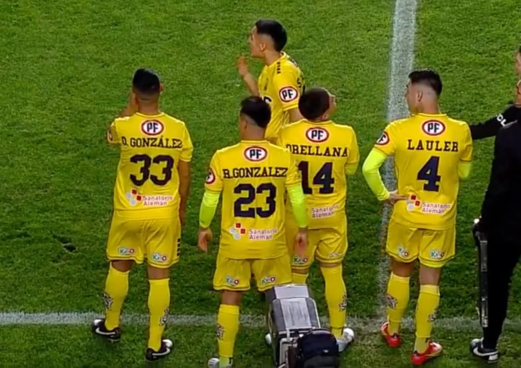 Osvaldo González -izq- entró en el minuto 74 a jugar en la UdeConce, luego de 15 años sin estar en la Primera B (Pantallazo TNT Sports)