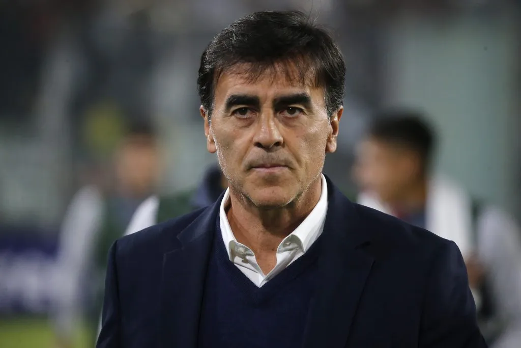 En DSports reportan que Gustavo Quinteros seguirá hasta fin de año en Colo Colo (Foto: Photosport)