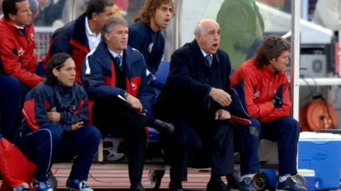 Ítalo traverso llena de flores a Vicente Fernández.